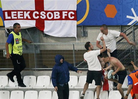 Pět anglických fandů bylo posláno do vězení za výtržnosti v Marseille před zápasem s Ruskem.