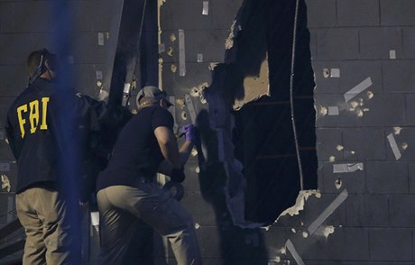 Vyetovatelé zkoumají otvory ve zdi klubu Pulse v americkém Orlandu.