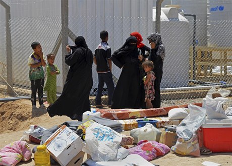 Uprchlíci z Fallúde v provizorním táboe pro bence na okraji msta.