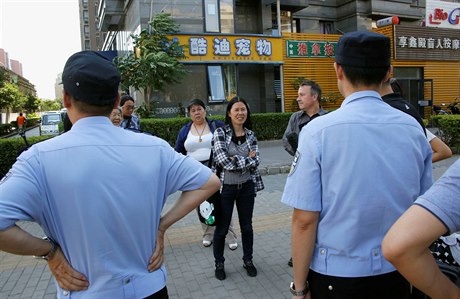 Stoupenci právníka Sia Lina a zahraniní noviná jsou zastaveni policií ped...