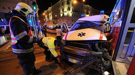 Sráka tramvaje a sanitky