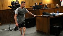 Oscar Pistorius na pahýlech svých nohou.