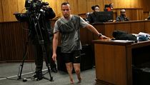 Oscar Pistorius na pahýlech nohou u soudu.