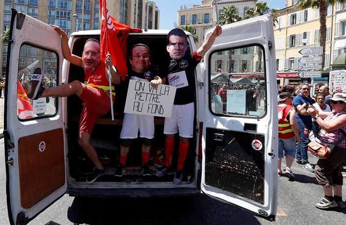 Demonstranti s papírovými tváemi francouzských politik protestují v Marseille...
