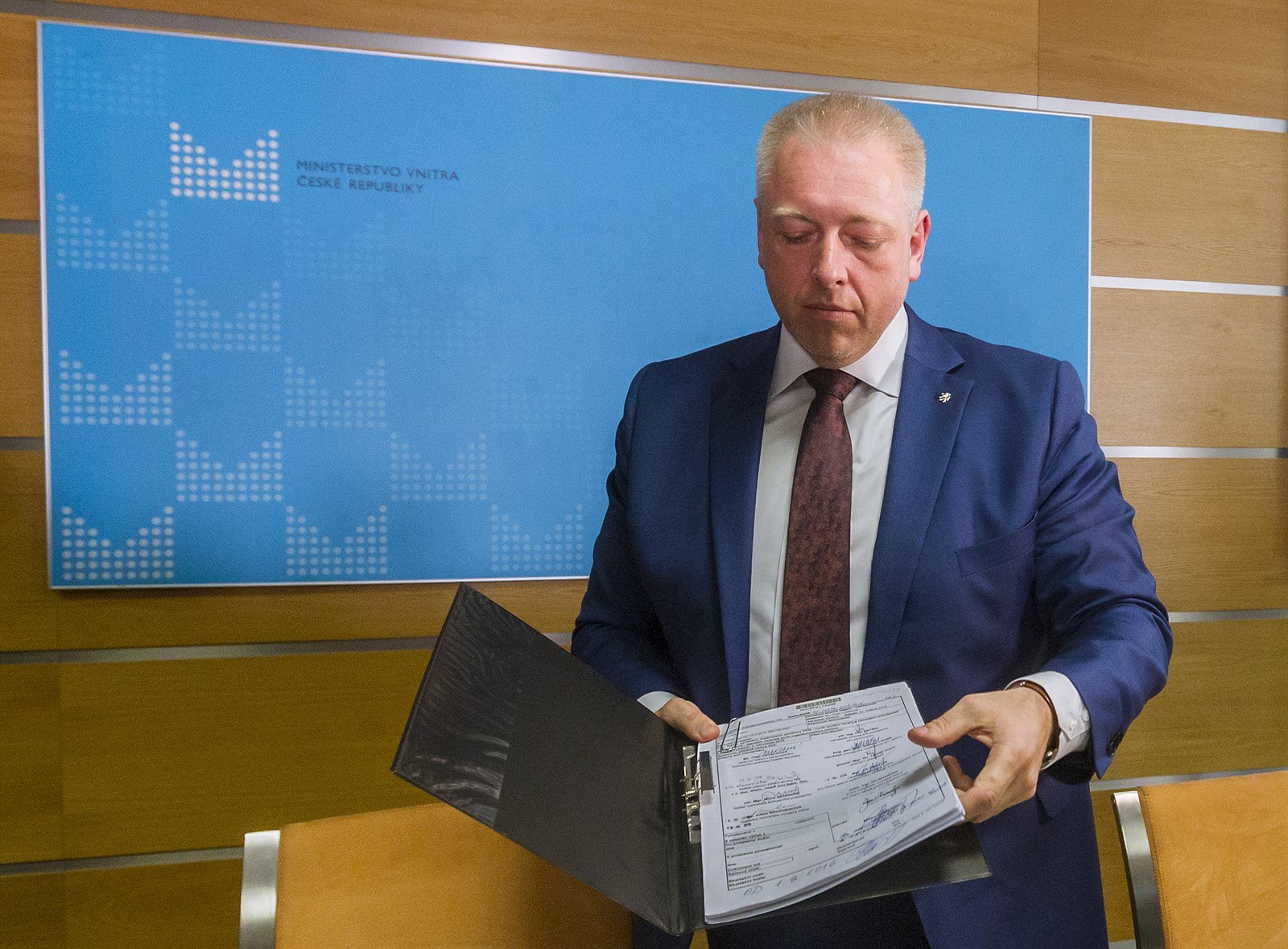 Ministr vnitra Milan Chovanec ukazuje podpisy na dohodě o policejní reformě