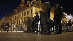 Policisté zasahující proti opilým fanoukm Anglie v Lille.