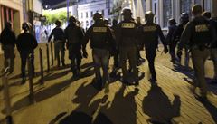 Policisté zasahující v Lille proti opilým anglickým fanoukm.