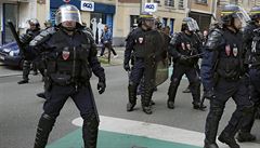 Policisté zasahující v Lille proti anglickým fanoukm.