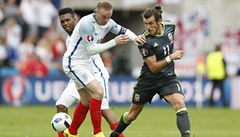 Anglie vs. Wales (souboj Rooneyho s Balem).