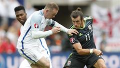 Anglie vs. Wales (Rooney a Bale v boji o mí).