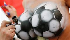 Erotický fotbalový model - bodypaiting Sexy Soccer - pro erotické video...