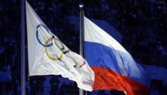 Ruská a olympijská vlajka na OH v Soi.