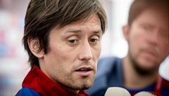 Fotbalista Tomá Rosický odpovídá 18. ervna ve francouzském Tours na otázky...