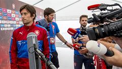 Fotbalista Tomá Rosický (vlevo) odpovídá 8. ervna ve francouzském Tours na...