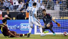 Lionel Messi stílí gól Venezuele.