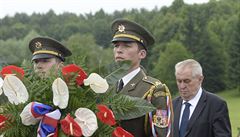 Prezident Milo� Zeman (vpravo) se 11. �ervna v Lidicích na Kladensku zú�astnil...