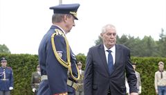 Prezident Milo� Zeman (vpravo) se 11. �ervna v Lidicích na Kladensku zú�astnil...