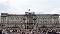 Hlavu britské monarchie doprovázel pi jízd koárem od Buckinghamského paláce...
