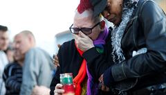 Lidé zapalovali také barevné svíky, které pipomínají symbol LGBT komunity.