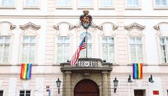 Ambasáda USA v Praze vyvsila duhové vlajky
