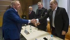Ministr vnitra Milan Chovanec a éf policejních odborá Milan tpánek (vpravo)