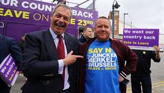 Pedseda UKIP Nigel Farage (vlevo) pózuje s londýnským taxikáem