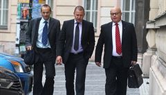 P�icházejí k soudu: zpravodajec Jan Poh�nek (vlevo) a dva bývalí �editelé...