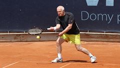 Klaus slavil ptasedmdestku v tenisovm klubu. Pili Rajko Doleek, Knk i Genzer