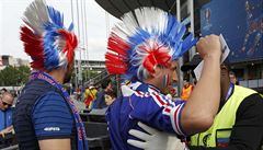 Francouztí fanouci pi prohlídce ped vstupem na stadion