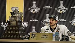 Sidney Crosby odpovídá novinám po svém druhém triumfu ve Stanley Cupu.