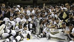 Hokejisté Pittsburghu se radují ze zisku Stanley Cupu.