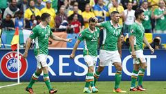 Fotbalisté Irska se radují z gólu Wesleyho Hoolahana.