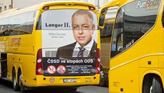 Na zadní ásti autobusu je vedle fotografie ministra nápis Langer II., který...