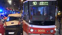 V centru Prahy se srazila tramvaj se sanitkou