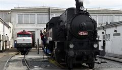 Lokomotiva T478.1 zvaná Zamraená nebo Bardotka (vlevo) a parní lokomotiva...
