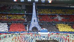 Zahájení fotbalového Eura. V Paíi nemohla chybt Eiffelova v.