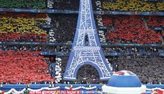 Zahájení fotbalového Eura. Za Eiffelovou ví vytvoili fanouci vlajky...