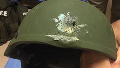 Kevlarová helma zachránila policistovi ivot. Útoník ho trefil do pilby.