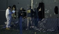 Agenti FBI zkoumají otvory ve zdi klubu Pulse v americkém Orlandu.