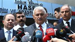 Turecký premiér Binali Yildirim hovoí s novinái po atentátu v Istanbulu.