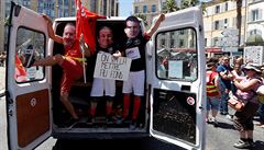 Demonstranti s papírovými tvá�emi francouzských politik� protestují v Marseille...