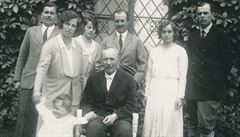 1931, sedící Theobald Czernin, stojící jeho dti zleva: Jan, Anna a dít...