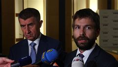 Andrej Babi (vlevo) a Robert Pelikán (oba ANO) ped úadem vlády po jednání...
