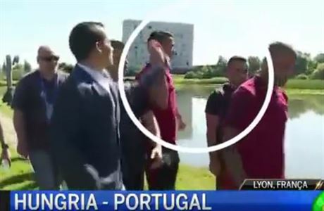 Ronaldo zahodil mikrofon novináe do jezera.