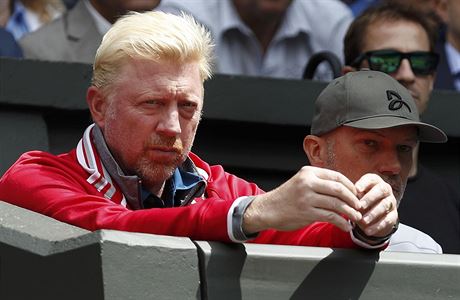 Boris Becker sleduje Novaka Djokovie.