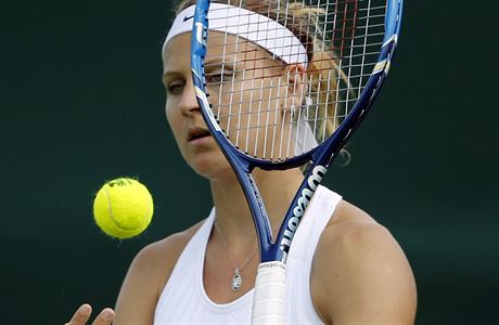 Lucie afov v prvnm kole Wimbledonu 2016.