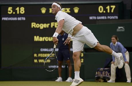 Marcus Willis proti Rogeru Federerovi.