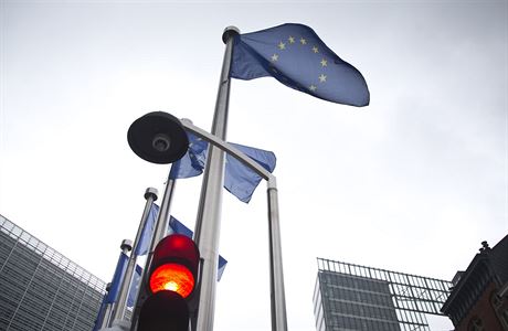 Červená na semaforech u sídla EU v Bruselu.