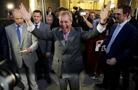 Nigel Farage, f protievropsk strany UKIP, slav odchod Britnie z EU.
