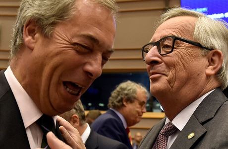 Pedseda Evropské komise Jean-Claude Juncker (vpravo) se zdraví s Nigelem...